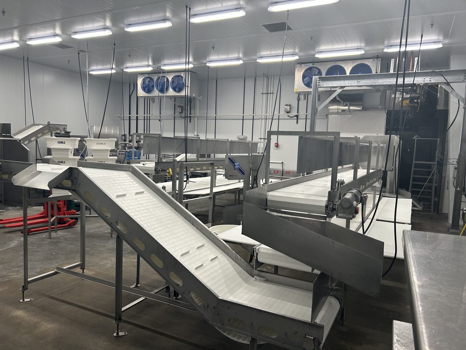 Bone and inedible takeaway chute in the fabrication room